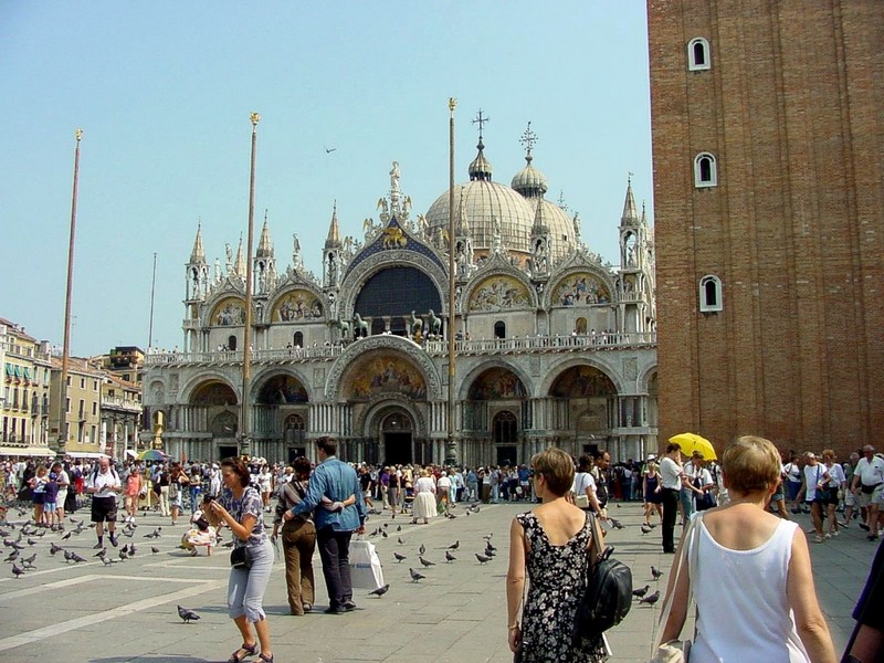 [DOT CD06] Italy Venice - Pigeons; DISPLAY FULL IMAGE.