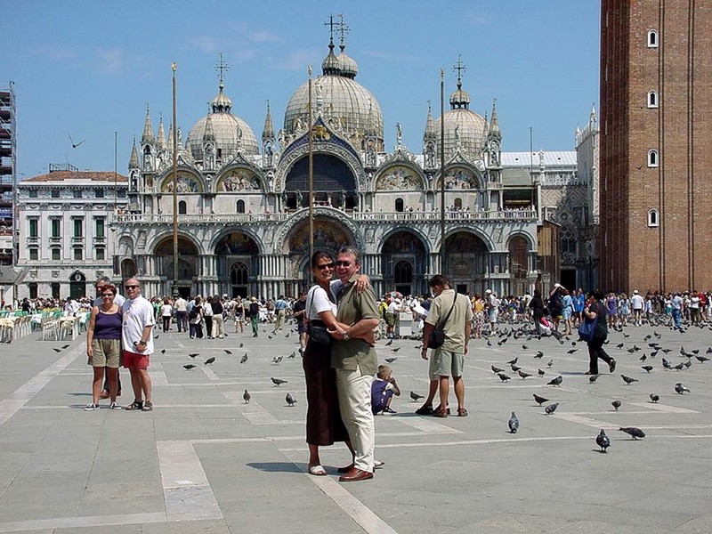 [DOT CD06] Italy Venice - Pigeons; DISPLAY FULL IMAGE.