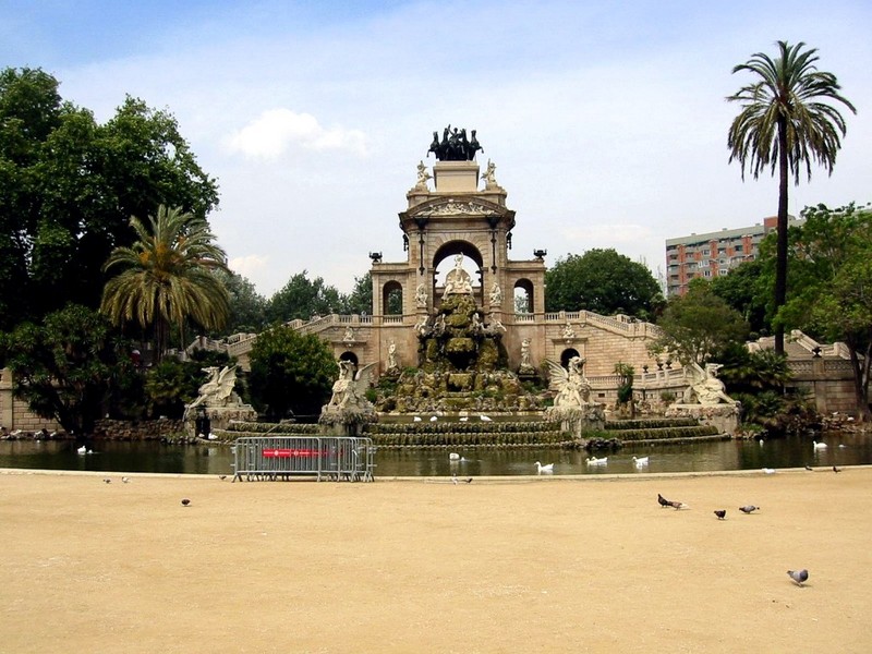 [DOT CD08] Spain Barcelona Ciutadella Park - Pigeons; DISPLAY FULL IMAGE.