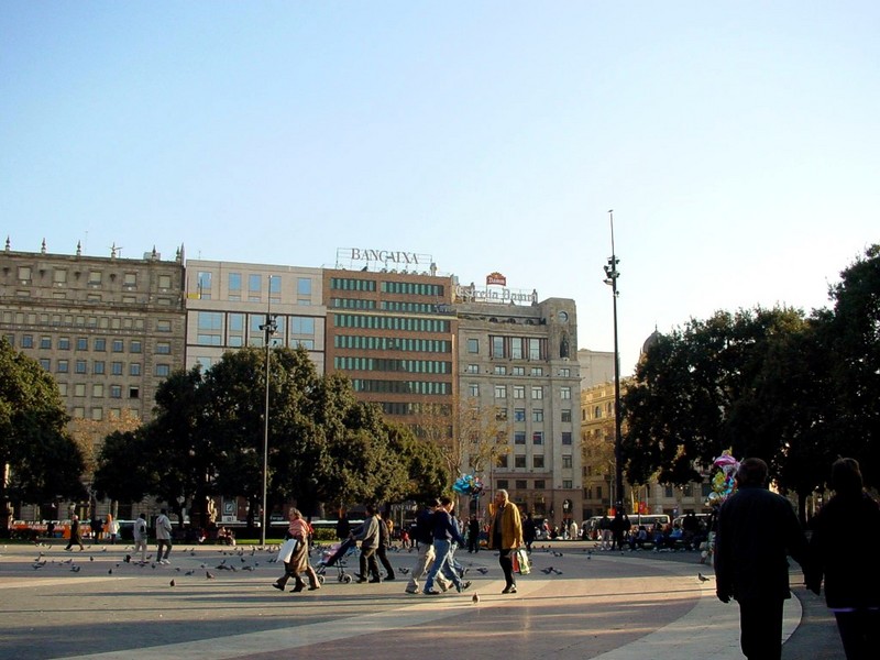 [DOT CD08] Spain Barcelona Sqare of Catalonia - Pigeons; DISPLAY FULL IMAGE.