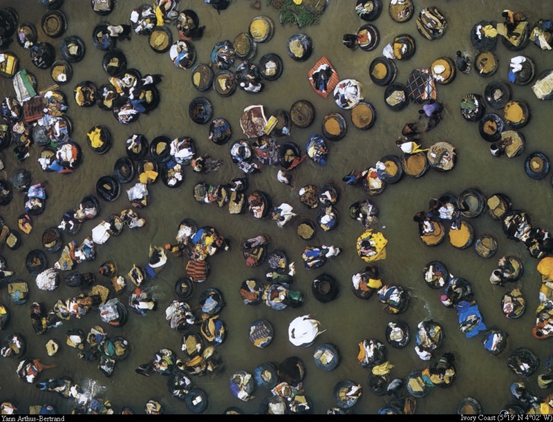 [B14 SLR: Yann Arthus-Bertrand] Washing clothes in a backwater; DISPLAY FULL IMAGE.