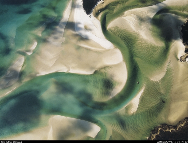 [B14 SLR: Yann Arthus-Bertrand] Sandbank on the coast of Whitsunday Island; DISPLAY FULL IMAGE.